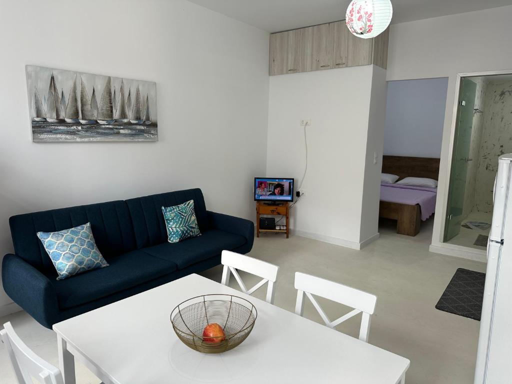 sala de estar con sofá, mesa y sillas en Maria Galini Home en Agia Galini