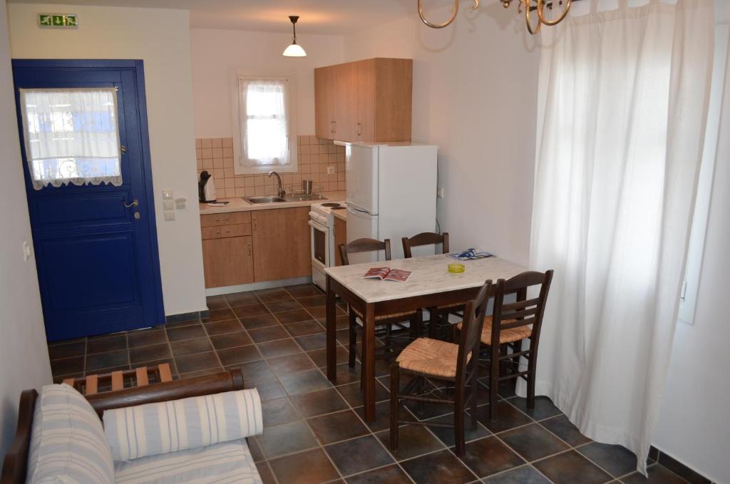 Kuchyň nebo kuchyňský kout v ubytování Maryianni Apartments