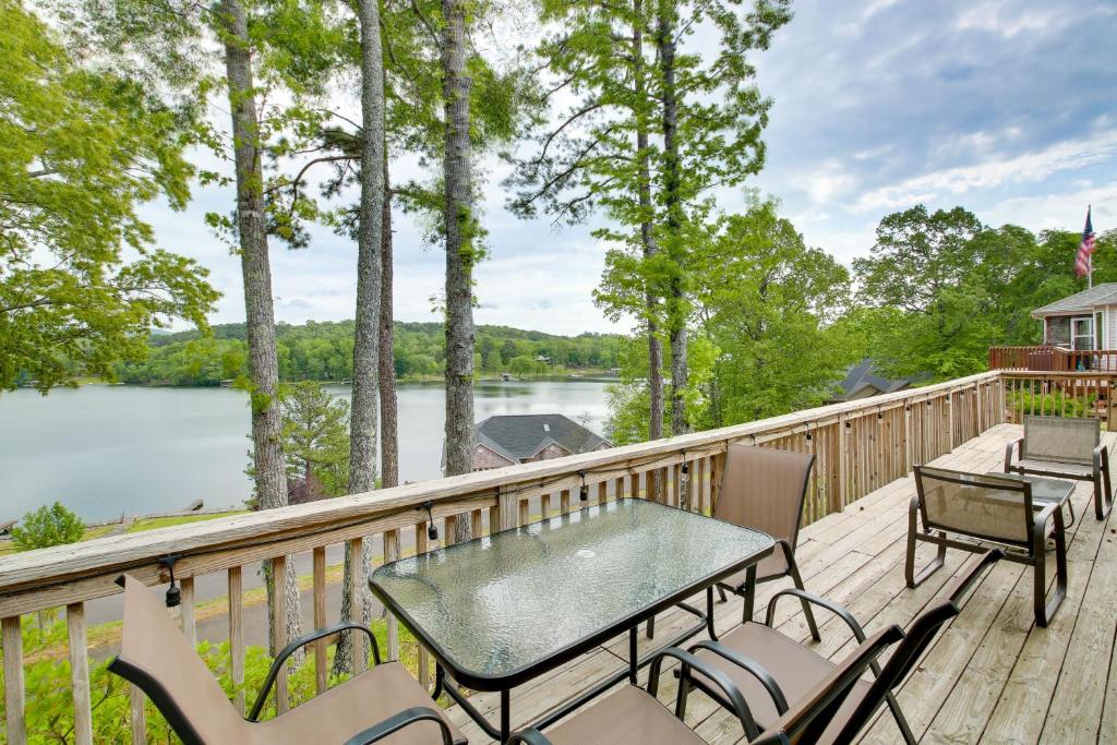 een tafel en stoelen op een terras met uitzicht op een meer bij Hot Springs Vacation Rental with Pool Access and Deck! in Hot Springs