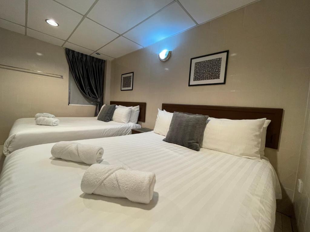 Postel nebo postele na pokoji v ubytování Barrack Street Hotel