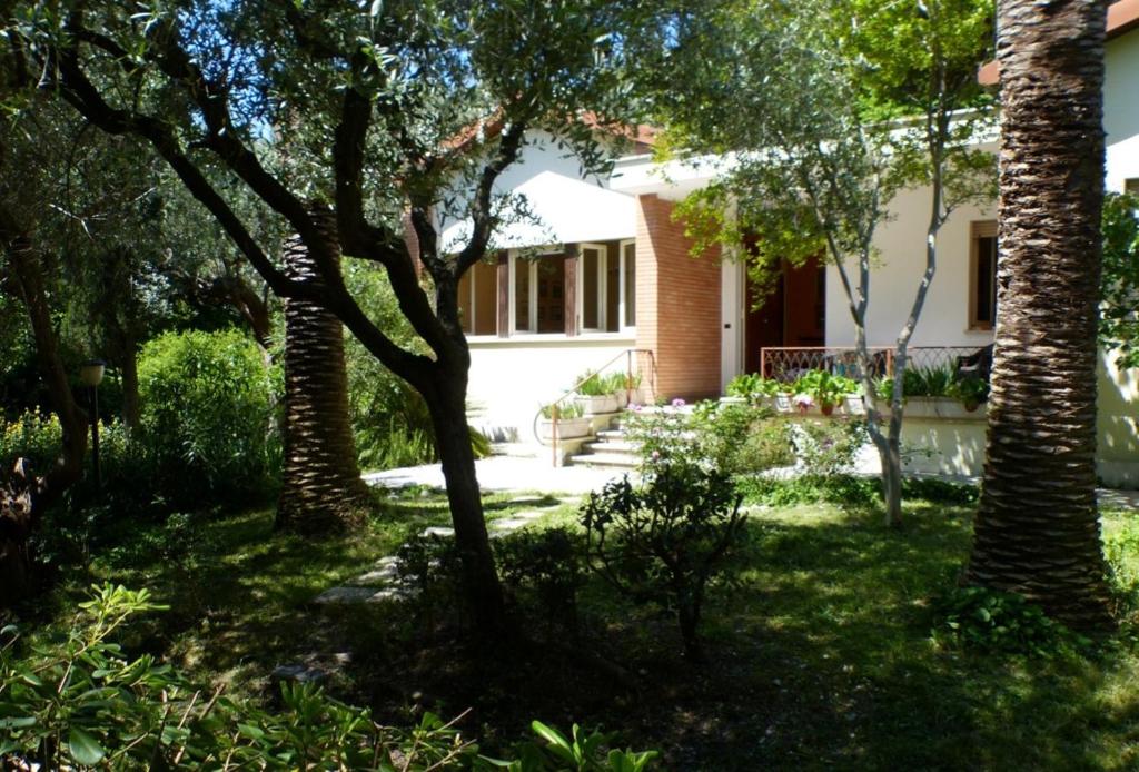 a house with trees in the yard at La Villetta in Grottammare