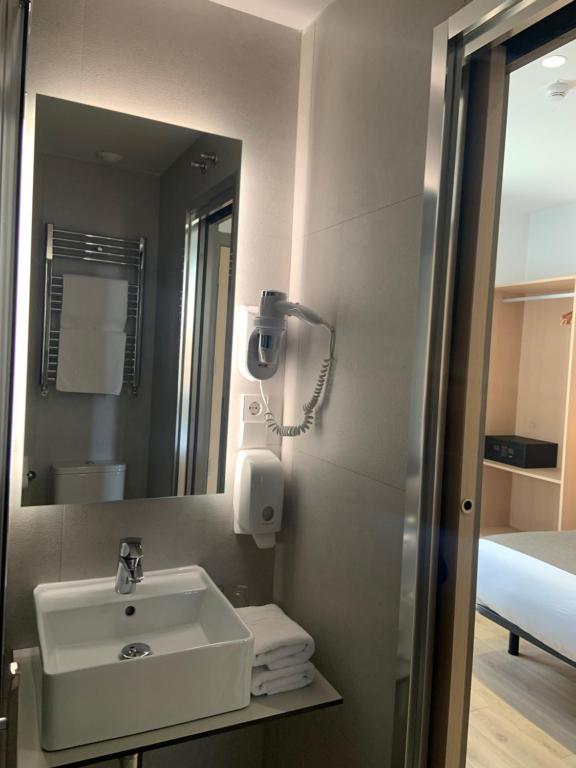 A bathroom at Hostal Abadia Madrid