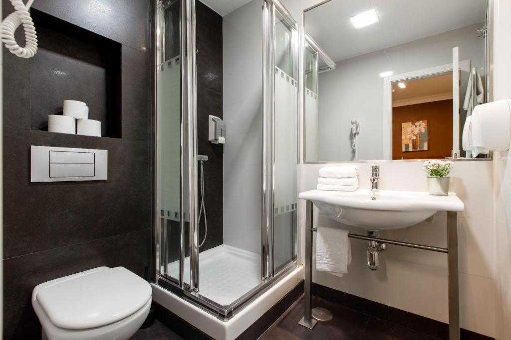 A bathroom at Hostal Abadia Madrid