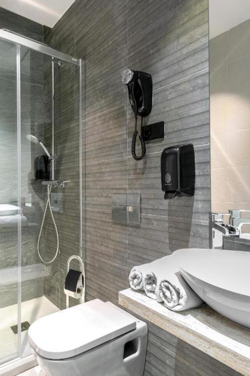 A bathroom at Hostal Abadia Madrid