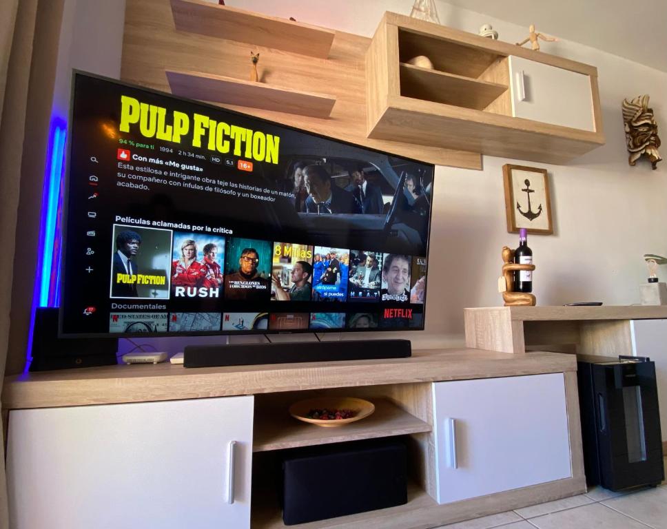 Televízia a/alebo spoločenská miestnosť v ubytovaní Bonito apartamento cerca del mar
