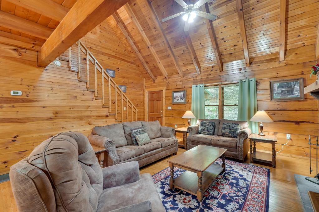 Cabin with Hot Tub about 6 Mi to Downtown Gatlinburg! 휴식 공간