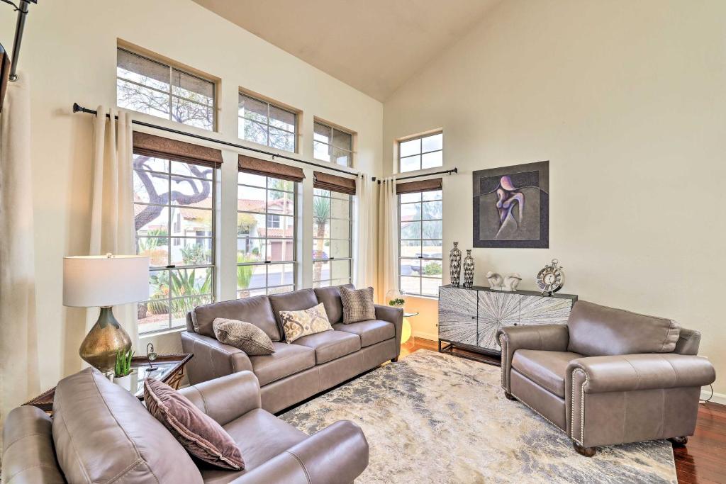 TV/trung tâm giải trí tại 2 Mi to Golf Home with Pool in Cave Creek!