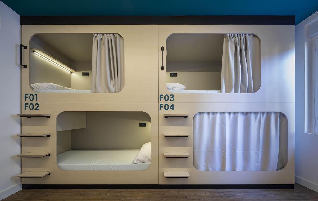 龐特維德拉的住宿－Bulezen Urban Hostel，客房内的双层床和两张双层床