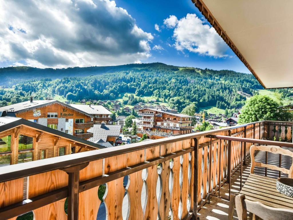 un balcon avec vue sur les montagnes dans l'établissement T2 + Coin Nuit, Balcon, Proche Pistes et Centre, Idéal 6 Pers - FR-1-685-43, aux Gets