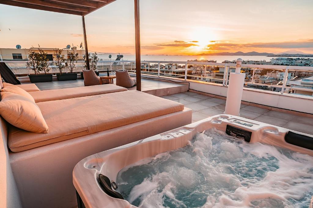 アテネにあるSuites with magical view & jacuzziのクルーズ船のバルコニー(ホットタブ付)