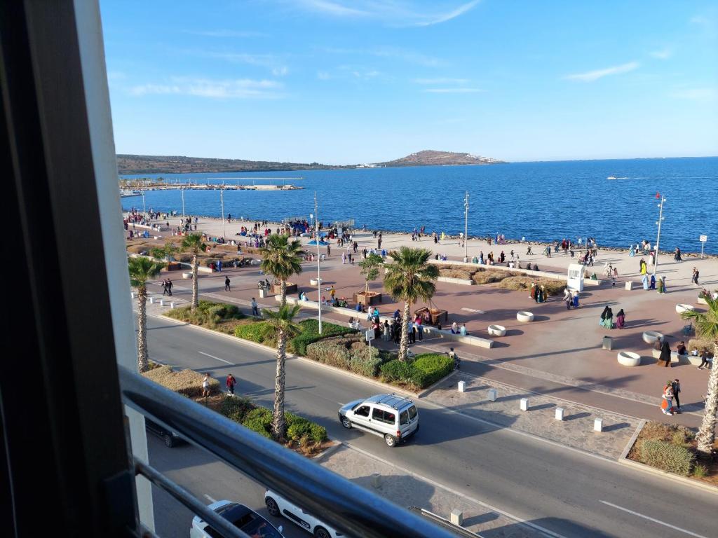 Blick aus einem Fenster auf eine Straße und das Meer in der Unterkunft Residence La corniche Étage 2 in Nador