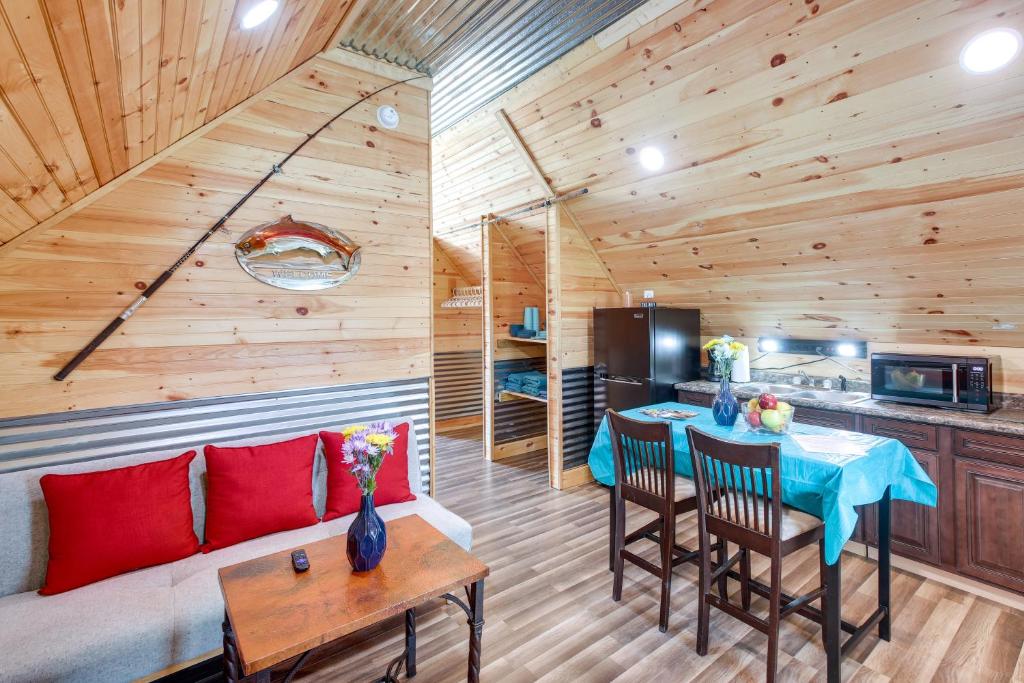 een woonkamer met een bank en een tafel bij Cozy Alabama Retreat with Hot Tub, Near Ruby Falls! in Bryant