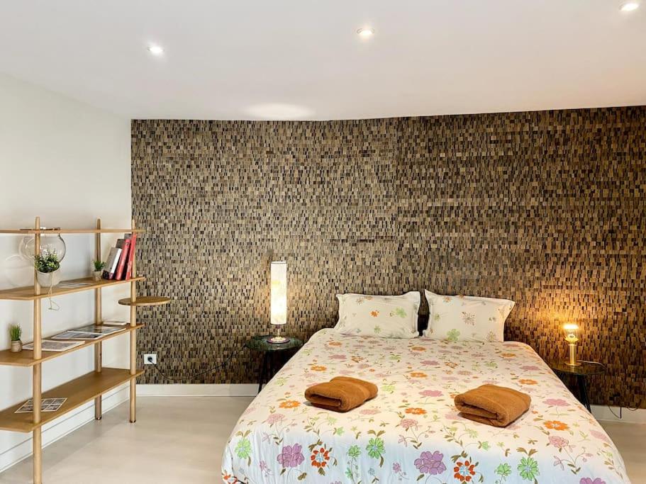 1 dormitorio con 1 cama con 2 toallas en *Victoria Plaza* Loft au cœur de Vichy, en Vichy