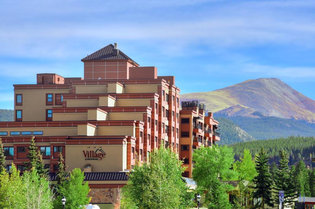 ブリッケンリッジにあるVillage at Breckenridge Resortの山を背景にしたホテルの建物