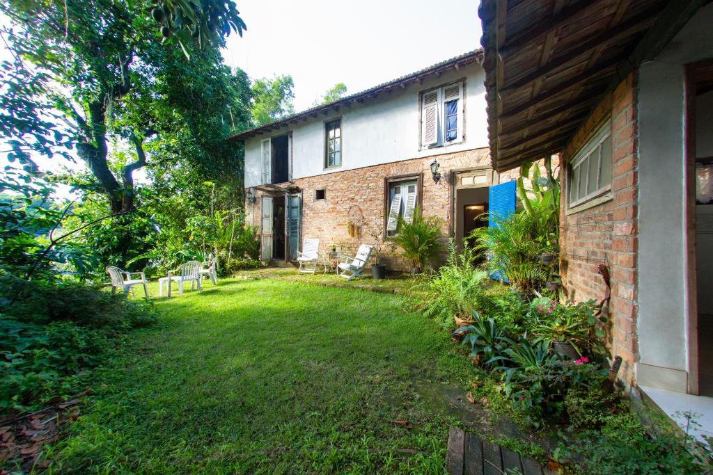 een stenen huis met een tuin ervoor bij Casa em meio a natureza - Ideal para casal in Rio de Janeiro