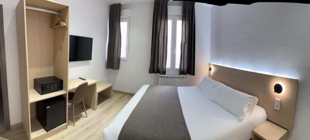 A bed or beds in a room at Hostal Sol Square Madrid