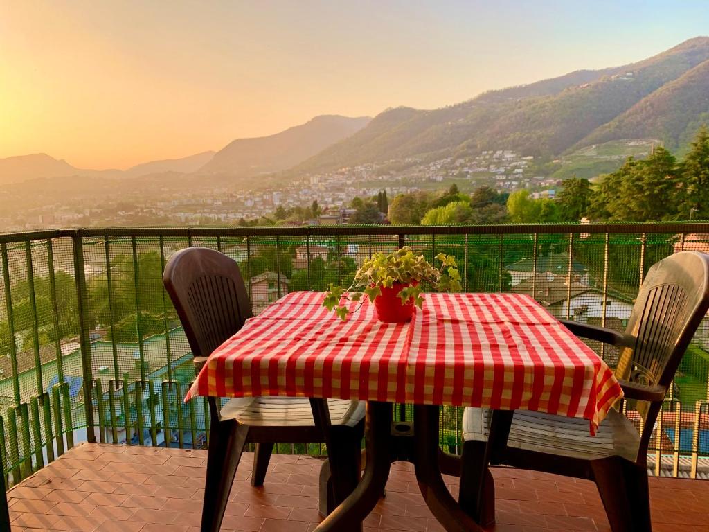 stół z czerwoną i białą szachownicą w obiekcie Casa Rosanna - Your Home in Como w Como