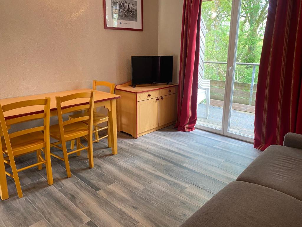 TV a/nebo společenská místnost v ubytování Beau studio rénové pour 4 personnes à Cassen