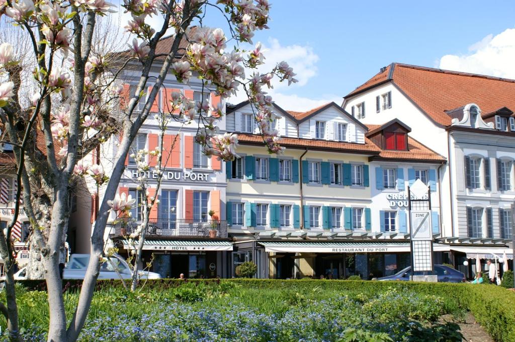 فندق دو بور في لوزان: صف من المباني في مدينة بها زهور