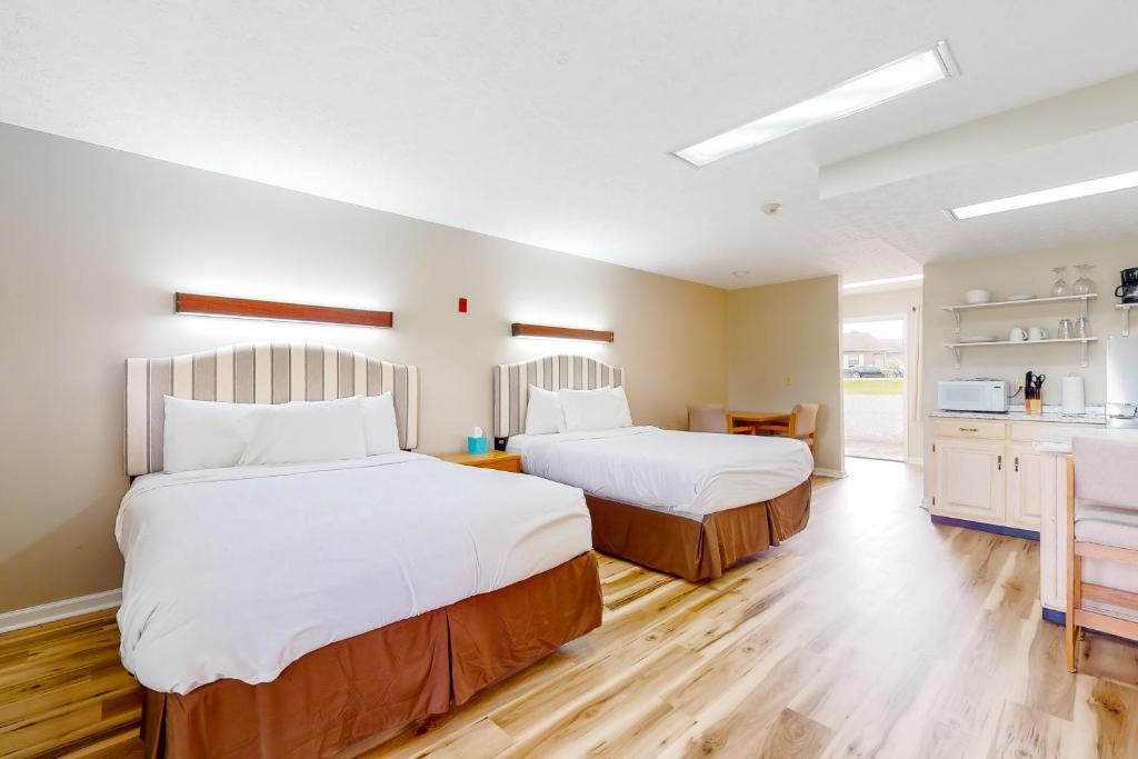 2 camas en una habitación de hotel con cocina en Baneberry Inn 6, en White Pine