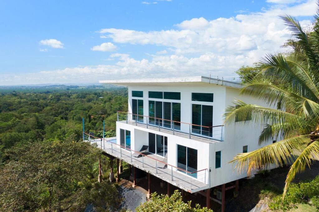 una casa en la cima de una colina con árboles en Casa Sol w/ Ocean View & Pool, en Paquita