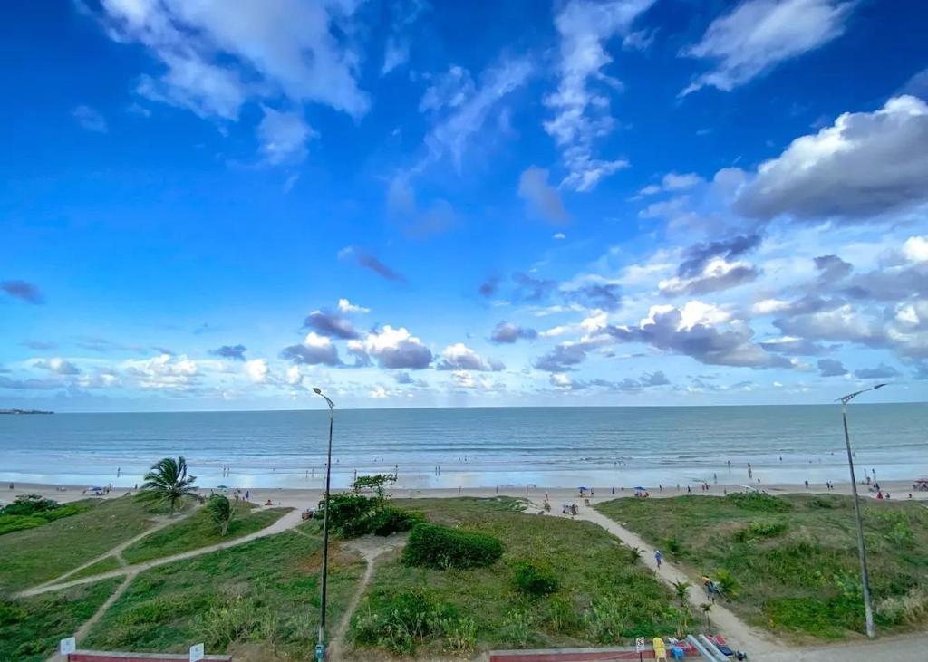vistas a una playa con cielo azul y nubes en Paradise by Hosppedar, en João Pessoa