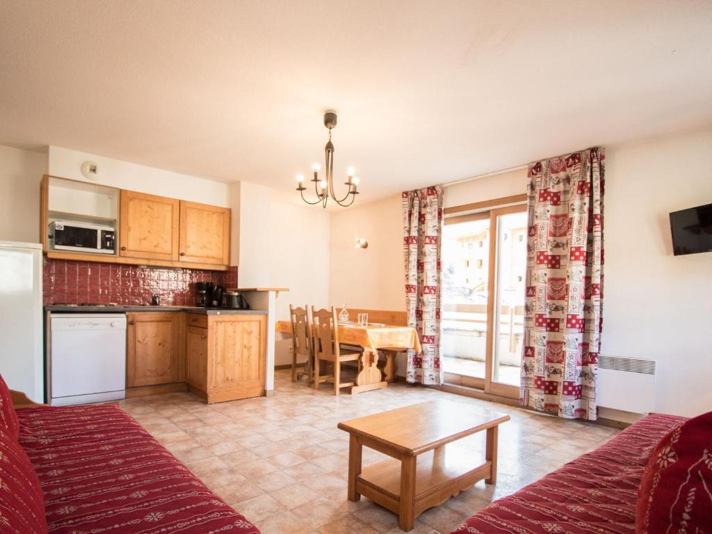 un salon avec un canapé et une table dans l'établissement Appartement cosy 5 pers. au pied des pistes à Val Cenis, terrasse, parking, proche commerces - FR-1-508-159, à Lanslevillard