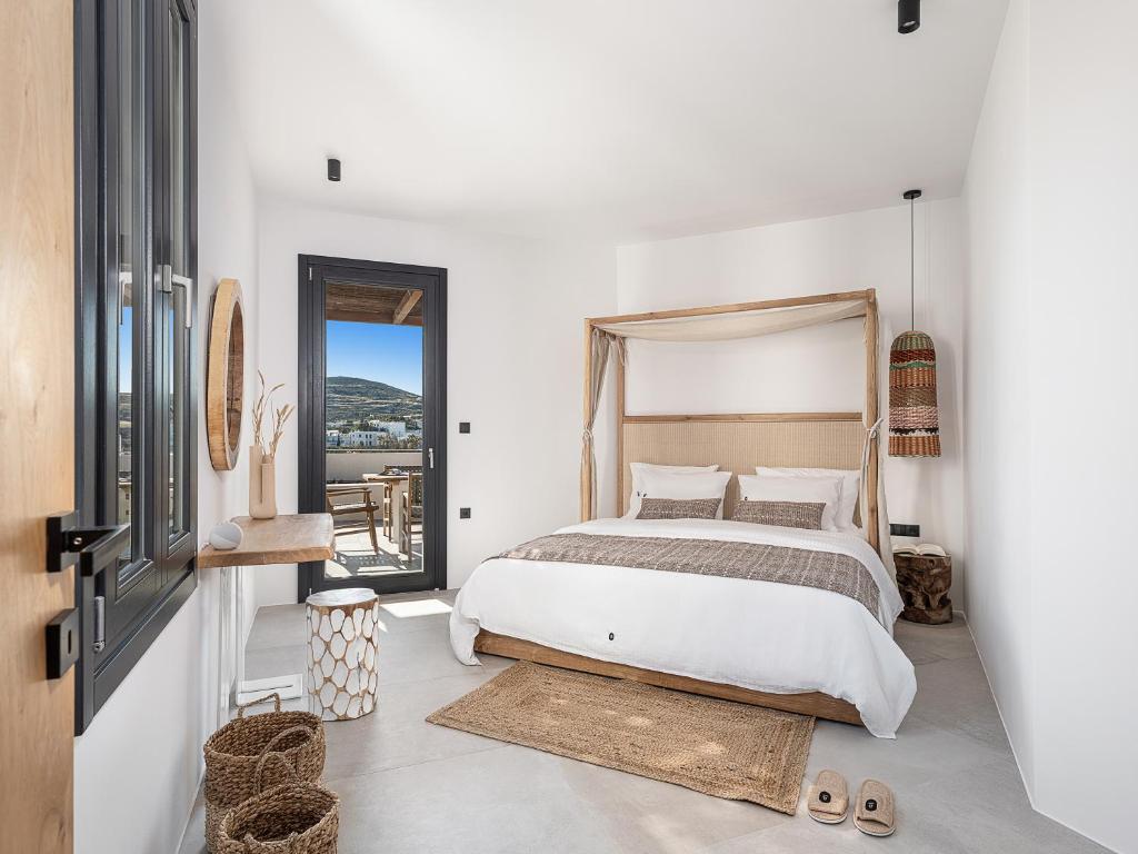 Postel nebo postele na pokoji v ubytování Athina Milos Suites