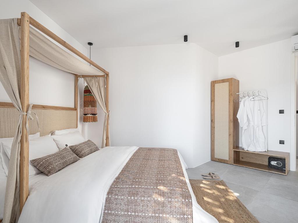 Postel nebo postele na pokoji v ubytování Athina Milos Suites