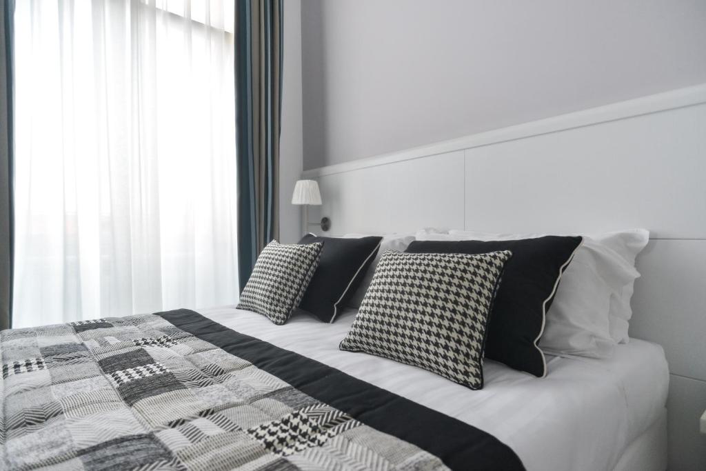 Łóżko lub łóżka w pokoju w obiekcie Lata Luxury Rooms
