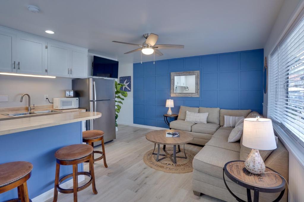 uma sala de estar e cozinha com um sofá e uma mesa em Catalina Island Duplex - Steps to Beach and Pier! em Avalon
