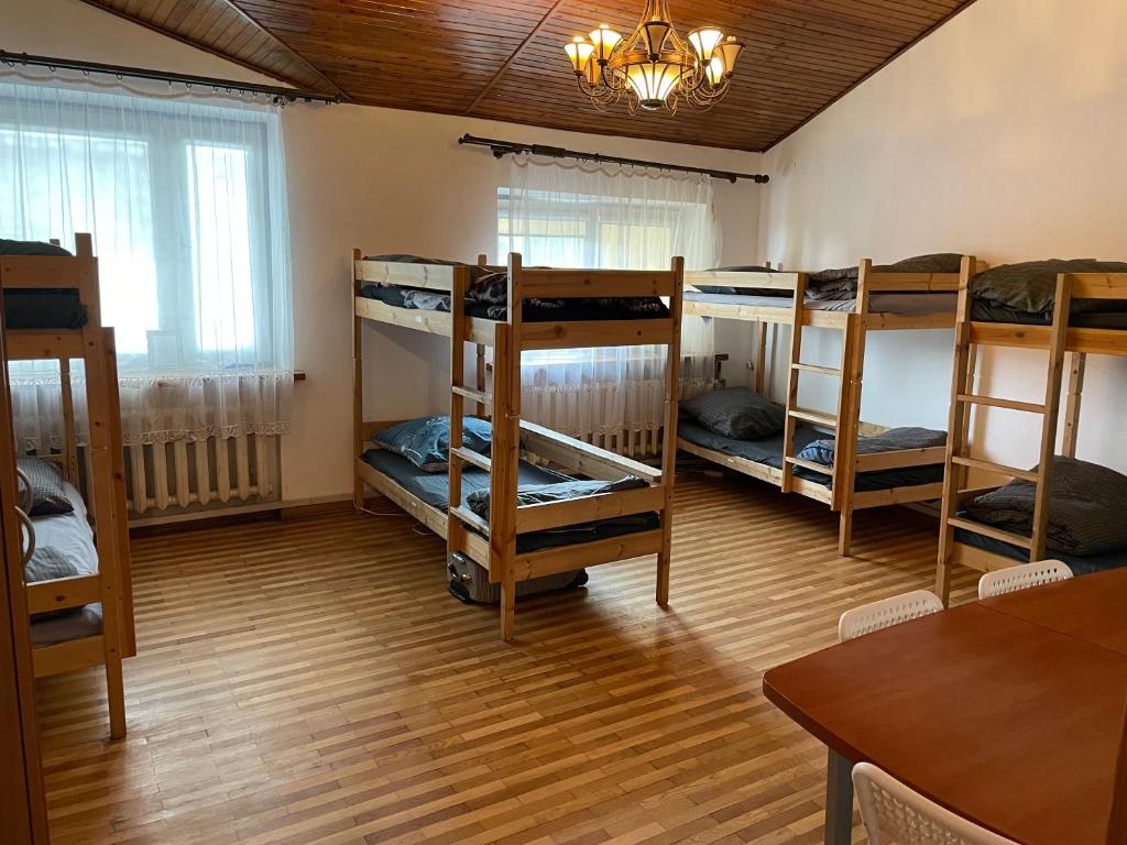 ワルシャワにあるHostel POPLAWOKの二段ベッド4台とテーブルが備わる客室です。