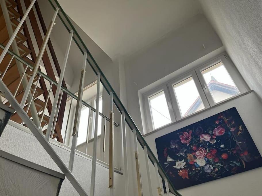 una escalera con una pintura de flores en la pared en Vacation home for up to 6 guests 