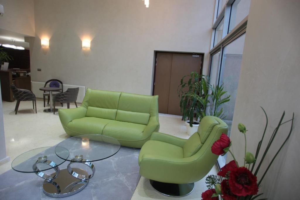 Posezení v ubytování Hôtel Les Trois Roses, Meylan Grenoble