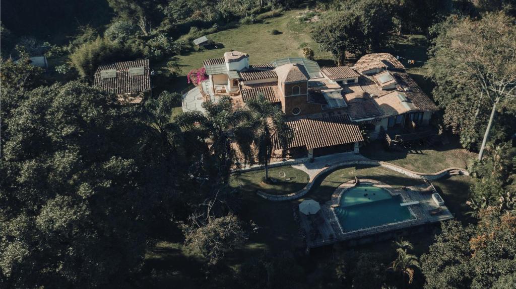una vista aérea de una casa con piscina en EQUIMITE CASA DE CAMPO, en Coatepec