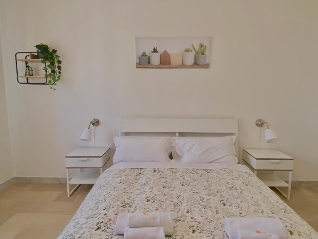 1 dormitorio con 1 cama grande y 2 mesitas de noche en Guest House Service - Express Airport Apartment en Modugno
