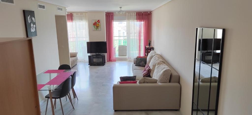 - un salon avec un canapé et une table dans l'établissement Apartamento Vila Park, à La Cala de Finestra