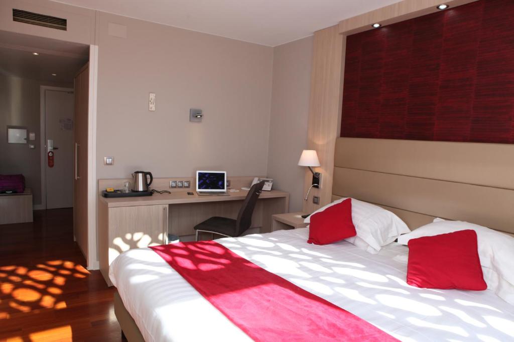 Postel nebo postele na pokoji v ubytování Hôtel Les Trois Roses, Meylan Grenoble