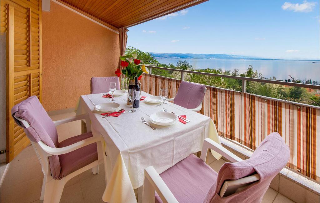 einen weißen Tisch und Stühle auf dem Balkon in der Unterkunft Gorgeous Apartment In Lovran With Kitchen in Lovran