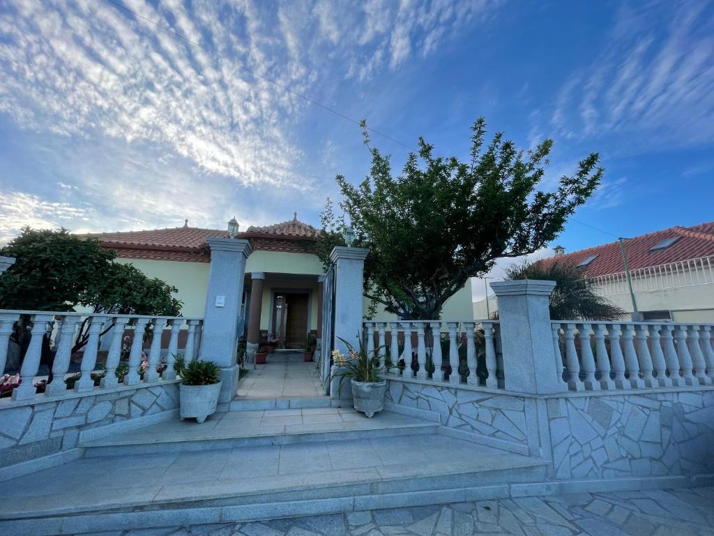 une clôture blanche devant une maison dans l'établissement Belle Vue, à São Jorge