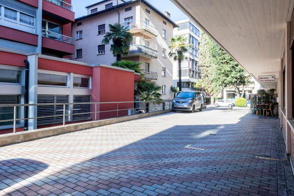 El barrio en el que está el hotel o un barrio cercano