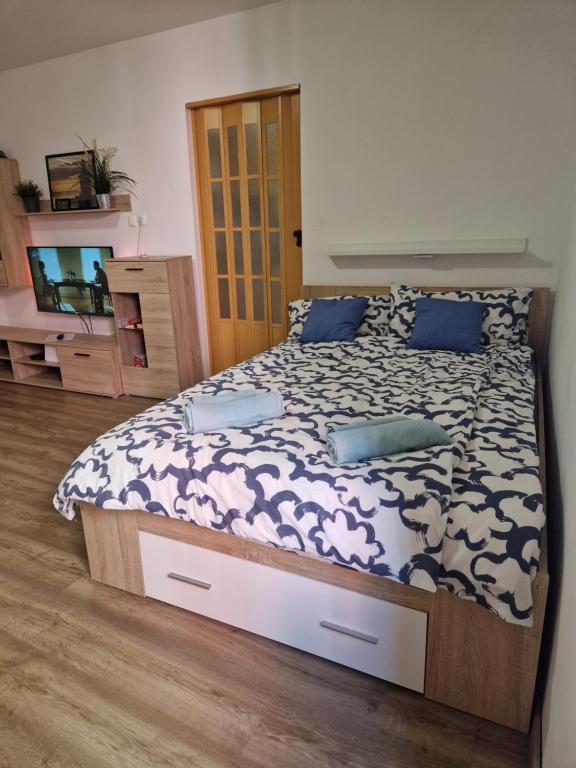 ein Schlafzimmer mit einem großen Bett mit blauen Kissen in der Unterkunft Apartment Niko in Piran