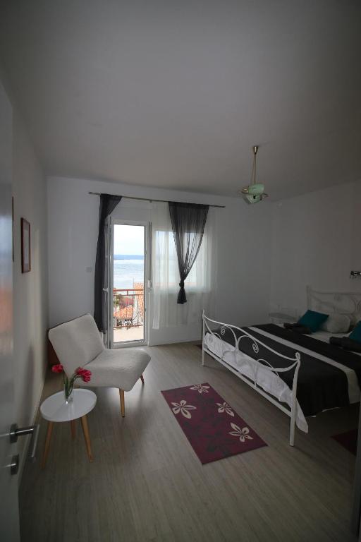- une chambre avec un lit, une chaise et une fenêtre dans l'établissement Dream P-LEAce, à Crikvenica