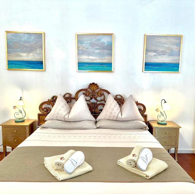 een slaapkamer met een bed met twee handdoeken erop bij San Marco2 Apartment in Venetië