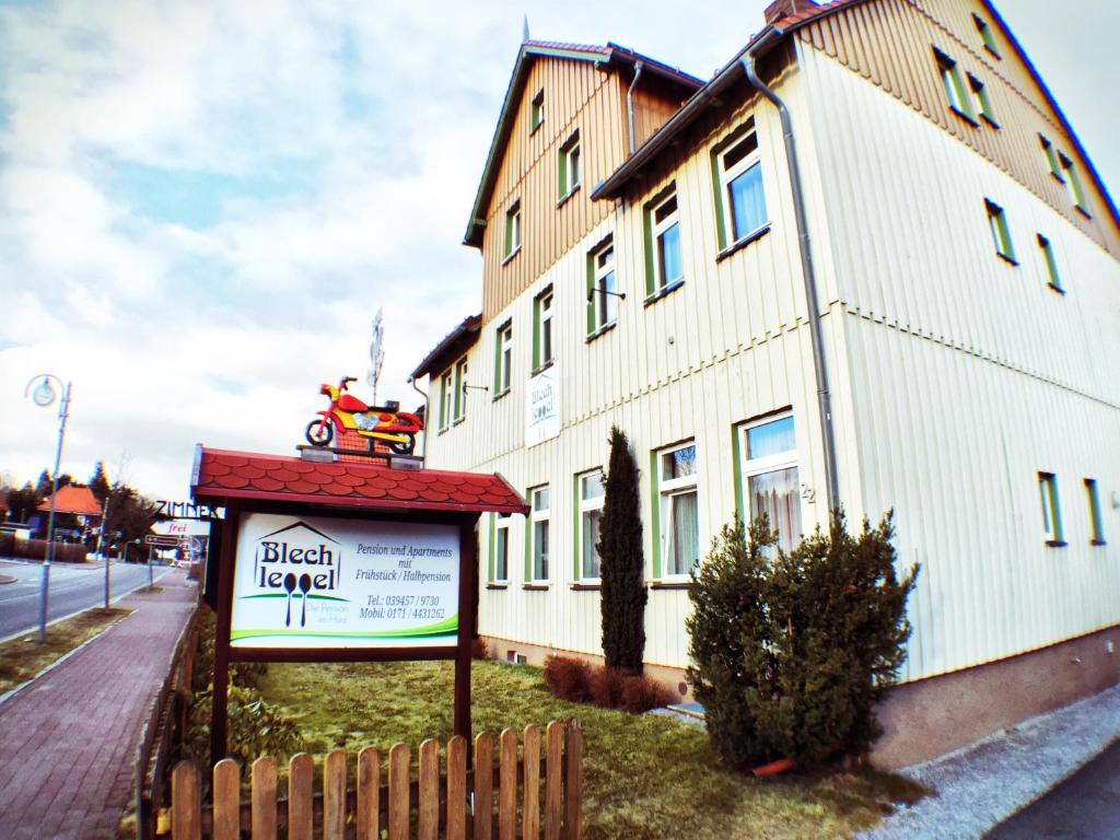 ein Gebäude mit einem Schild davor in der Unterkunft Blechleppel - Die Pension im Harz in Benneckenstein