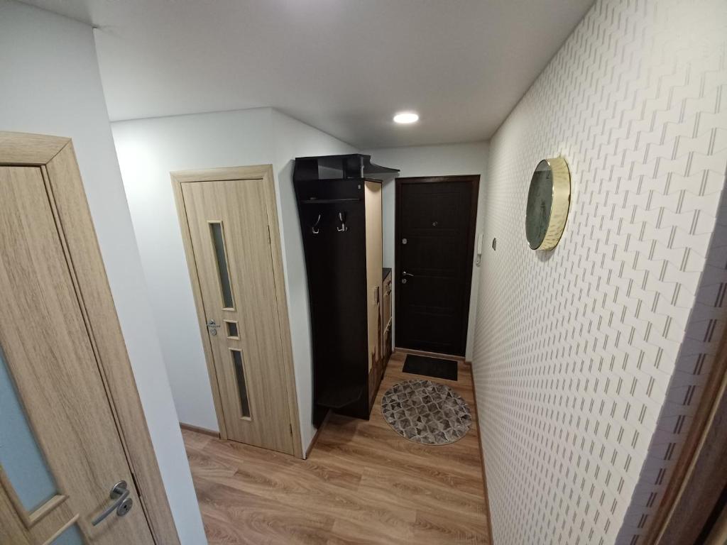 ケダイネイにあるsmagus flatの廊下から黒い冷蔵庫付きの客室へアクセスできます。
