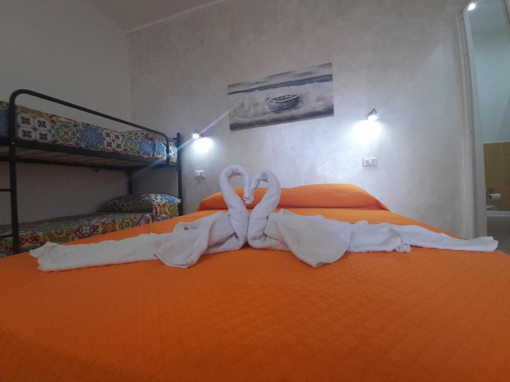 Postel nebo postele na pokoji v ubytování Vulcano: La Porta Delle Eolie