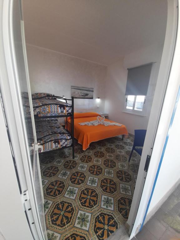Postel nebo postele na pokoji v ubytování Vulcano: La Porta Delle Eolie