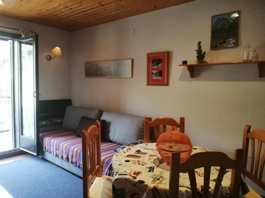 Posedenie v ubytovaní Apartamento Besiberri 7 planta baja con terraza