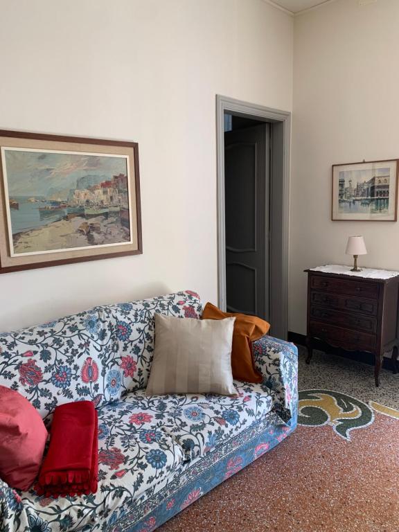 a living room with a couch and a table at Americhe Apartment in Sestri Levante